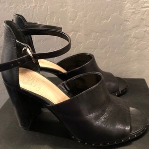 VINCE CAMUTO BLACK LEATHER HEELS